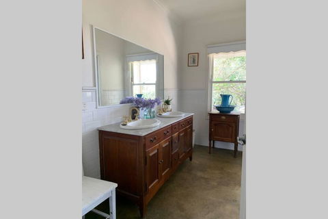Farm House At The Gateway To The King Valley - Travel Search 1