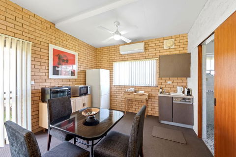 Fi's Beach House - Travel Agents 3