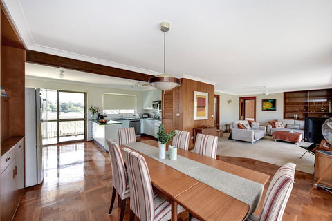 Fi's Relaxing Beach House - Travel Agents 1