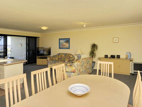 Florentine, Unit 3, 11 Columbia Close - Cruises Travel 1