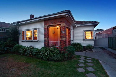 GIRLS ONLY. Large Bedroom With KING Bed, Close To Everything - Travel Search 2