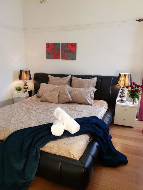 GIRLS ONLY. Large Bedroom With KING Bed, Close To Everything - Travel Search 0