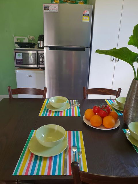 GIRLS ONLY. Large Bedroom With KING Bed, Close To Everything - Travel Search 3