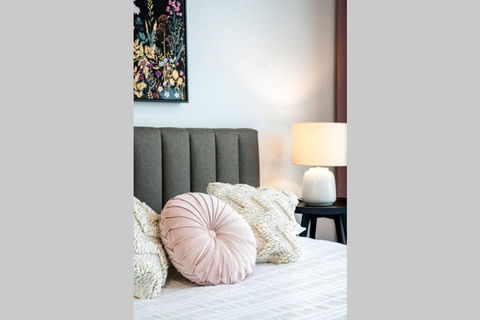 Glamorous RiverView Spacious 1BR - Tourism Guide 1