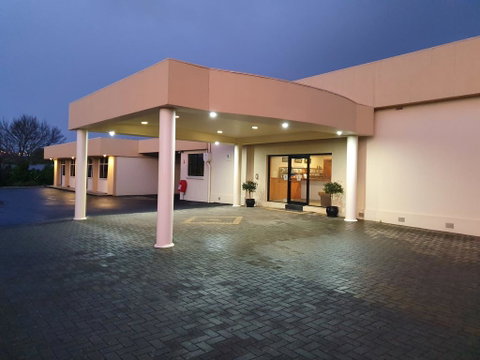 Golden Chain Tower Motor Inn - Tourism Guide 2
