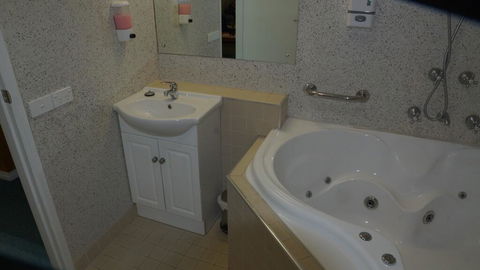 Golden Leaf Motel - Travel Search 3