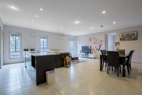 Gorgeous 4BR Home In Point Cook - Travel Agents 3