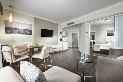 Grand Hotel And Apartments Townsville - Cruises Travel 3