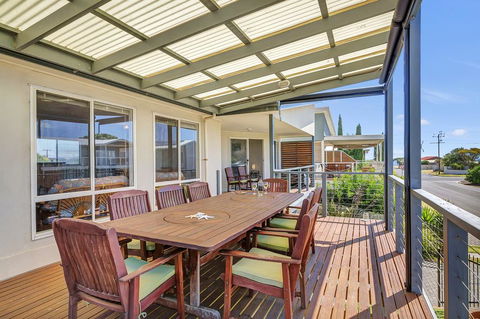 Green Reef Beach House - Travel Search 0