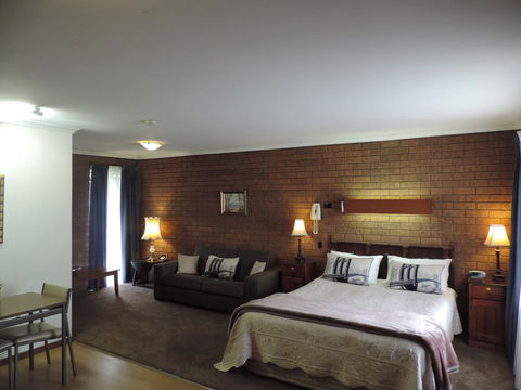 Greenacres Motel - Travel Agents 1