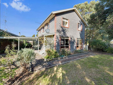 GUMS & ROSES - Family Home In The Heart Of Town. - Travel Search 1