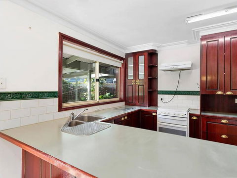 GUMS & ROSES - Family Home In The Heart Of Town. - Travel Search 3