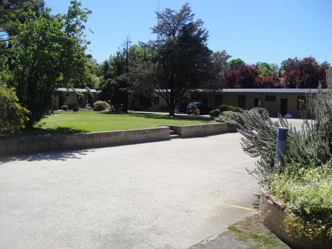Hamilton Hume Motor Inn - Travel Agents 1