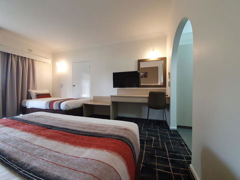 Hamilton's Queanbeyan Motel - Cruises Travel 1