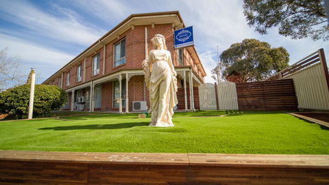 Hamilton's Queanbeyan Motel - Cruises Travel 0