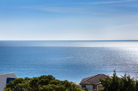 Hampton's Retreat Family Friendly, Water Views, Close To Beach With Heated Pool - Travel Search 1