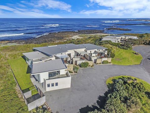 HEARN'S BEACHSIDE VILLA 3 - Travel Search 0