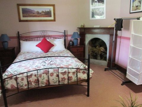 Henry's Cottage - Tourism Guide 1
