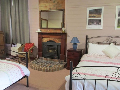 Henry's Cottage - Tourism Guide 3