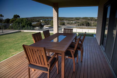 Highview On Victoria Coffin Bay - Travel Search 1