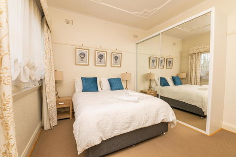 Hillside Cottage  Comfy, Spacious, Walk To CBD & Stannies - Travel Agents 3
