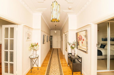 Hillside Cottage  Comfy, Spacious, Walk To CBD & Stannies - Travel Agents 0