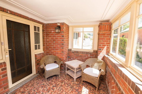 Hillside Cottage  Comfy, Spacious, Walk To CBD & Stannies - Travel Agents 2