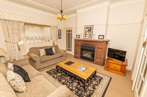 Hillside Cottage  Comfy, Spacious, Walk To CBD & Stannies - Travel Agents 1