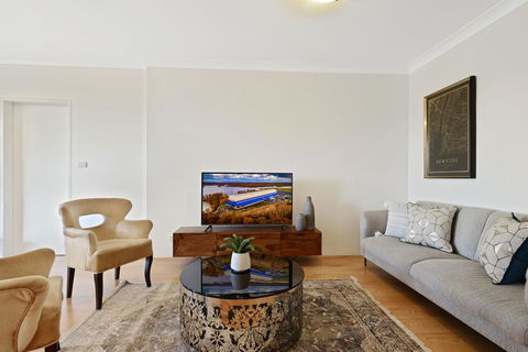 HomeHotel-Ultra Convenient Luxury Apartment Close To Train, Shops, CBD - Cruises Travel 0