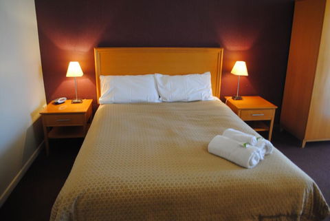 Horse & Jockey Hotel Motel - Tourism Guide 1