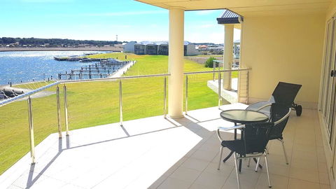 Island Waterfront Getaway - WiFi - Travel Search 0