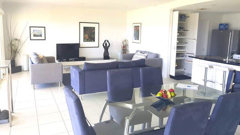 Island Waterfront Getaway - WiFi - Travel Search 1