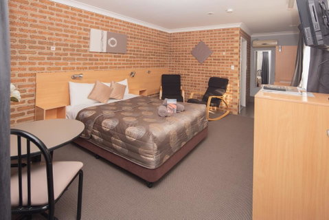 Jumbuck Motor Inn - Tourism Guide 1