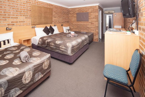 Jumbuck Motor Inn - Tourism Guide 3