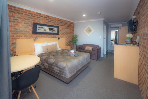 Jumbuck Motor Inn - Tourism Guide 0