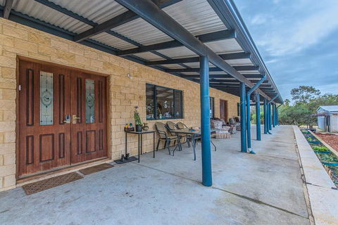 Kangaroo Lake Homestead - Travel Agents 2