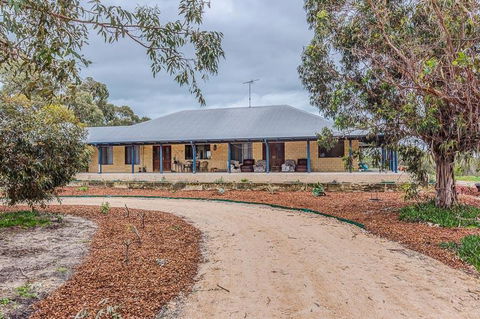 Kangaroo Lake Homestead - Travel Agents 0