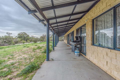 Kangaroo Lake Homestead - Travel Agents 1