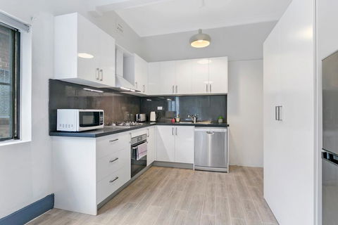 KOZYGURU ARNCLIFFE SYDNEY AIRPORT RENOVATED COTTAGE 3 BED HOUSE NAR232 - Tourism Guide 1