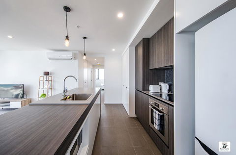 KOZYGURU BROADBEACH AMAZING VIEW 2 BED APT + FREE PARKING WALK TO BEACH QBR004 - Tourism Guide 3