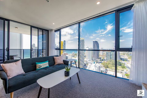 KOZYGURU BROADBEACH AMAZING VIEW 2 BED APT + FREE PARKING WALK TO BEACH QBR004 - Tourism Guide 0