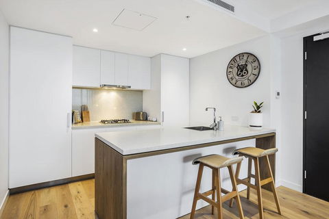 KOZYGURU FORTITUDE VALLEY 2 BED DESIGNER APT + FREE PARKING QFV179-803 - Tourism Guide 3