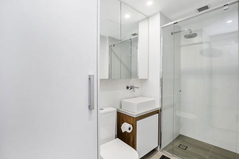 KOZYGURU FORTITUDE VALLEY 2 BED DESIGNER APT + FREE PARKING QFV179-803 - Tourism Guide 1