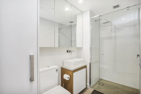 KOZYGURU FORTITUDE VALLEY DESIGNER GRADE 2 BED APT FREE PARKING QFV179-1401 - Tourism Guide 1