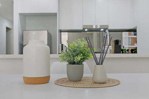 KOZYGURU MASCOT WALK TO STATION MODERN DESIGNER 2 BED APT FREE PARKING NMA260-312 - Tourism Guide 2