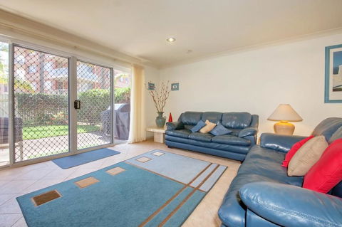 Kristie Court, 2/7 Weatherly Close - Cruises Travel 0