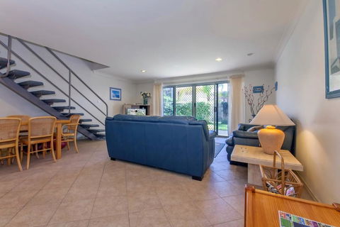 Kristie Court, 2/7 Weatherly Close - Cruises Travel 1