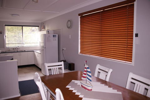 Lakes Edge Cottage - Travel Search 3