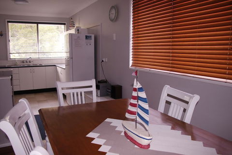 Lakes Edge Cottage - Travel Search 1