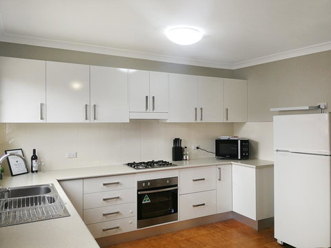 Large 5-Bedroom House With Wifi & Netflix Close To Taronga Western Plains Zoo - Travel Agents 0